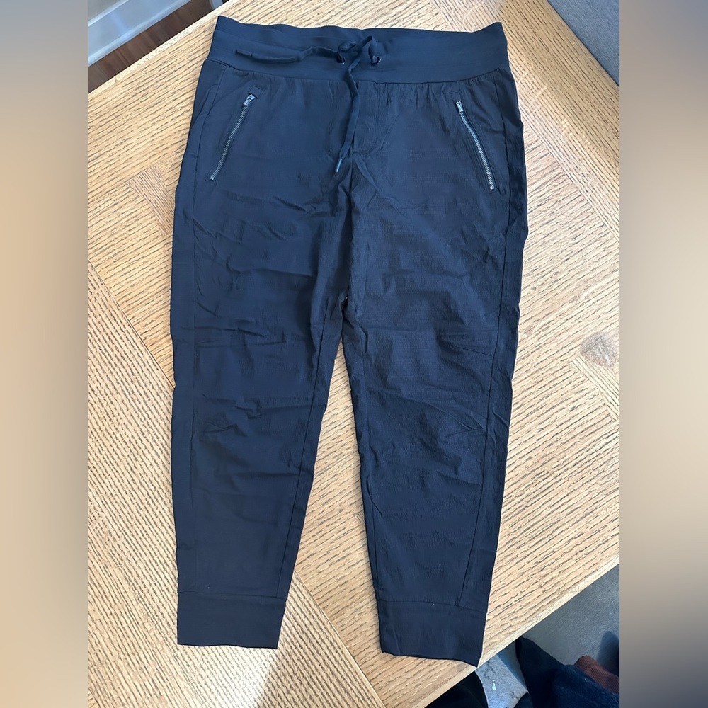 Athleta black 10 petite Joggers